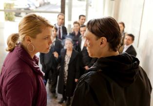 Danni Lowinski - Ein äußerst schwieriger Fall, wartet auf Danni (Annette Frier, l.) und ihren Mandanten Patrick Hollerbach (Daniel Michel, r.) ... © Frank Dicks SAT.1