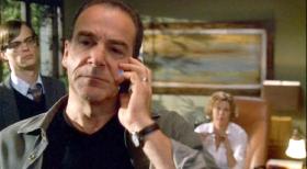 Jason Gideon (Mandy Patinkin, M.) und Dr. Spencer Reid (Matthew Gray Gubler, l.) ermitteln bei der Autorin des Science-Fiction-Romans, der dem Attentäter anscheinend als Vorlage diente ... © Touchstone Television
