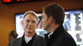 Da Ziva unter Verdacht steht den Ex-Marines Daniel Cryer ermordet zu haben, versuchen Gibbs (Mark Harmon, l.) und Tony (Michael Weatherly, r.) ihre Unschuld zu beweisen ... © CBS Television