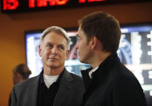 Da Ziva unter Verdacht steht den Ex-Marines Daniel Cryer ermordet zu haben, versuchen Gibbs (Mark Harmon, l.) und Tony (Michael Weatherly, r.) ihre Unschuld zu beweisen ... © CBS Television