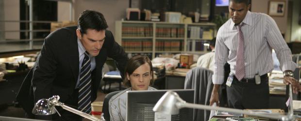 Ein Fall, der vier Jahre zurückliegt beschäftigt Reid (Matthew Gray Gubler, M.), Aaron Hotchner (Thomas Gibson, l.) und Derek Morgan (Shemar Moore, r.) ... © Touchstone Television