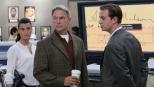Ermitteln im Fall eines ermordeten Petty Officers: Ziva (Cote de Pablo, l.), Gibbs (Mark Harmon, M.) und McGee (Sean Murray, r.) ... © CBS Television