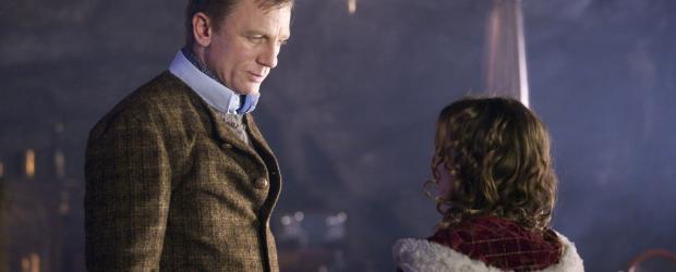 Der Goldene Kompass - In Lyras Welt erzählt man sich den Mythos von einem Kind, das dazu bestimmt ist, die Macht des Schicksals zu brechen. Das jedoch Lyra (Dakota Blue Richards, r.) dieses Mädchen sein könnte, ahnt niemand (Daniel Craig, l.) ... © Warner Bros.