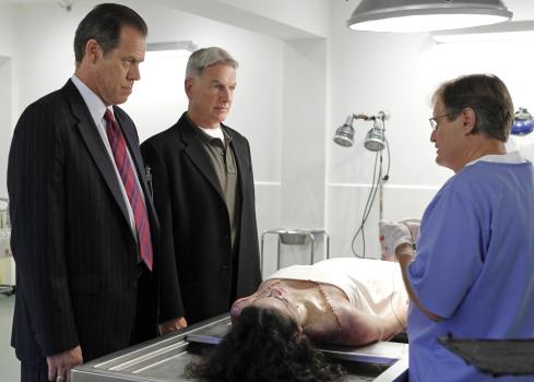 Navy CIS - Sorgen dafür, dass kein Fall ungeklärt bleibt: Gibbs (Mark Harmon, 2.v.l.), Ducky (David McCallum, r.) und Metro Detective Danny Sportelli (Jack Conley, l.) ... © CBS Television