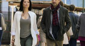 Elementary - Mit hervorragender Auffassungsgabe versucht Sherlock Holmes (Jonny Lee Miller, r.) einen neuen Kriminalfall zu lösen. Unterstützt wird er dabei von seiner "Aufpasserin" Joan Watson (Lucy Liu, l.) ... © CBS Television