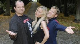 Markus Majowski (l.) und Mathias Schlung (r.) präsentieren ihre neue Kollegin Janine Kunze (M.). © Sat.1