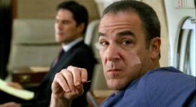 Das BAU-Team um die Special Agents Jason Gideon (Mandy Patinkin, r.) und Aaron 'Hotch' Hotchner (Thomas Gibson, l.) fliegt nach Houston, wo innerhalb kürzester Zeit drei Männer ermordet wurden, zwischen denen es nicht den geringsten Zusammenhang gab ... © Touchstone Television