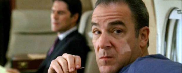Das BAU-Team um die Special Agents Jason Gideon (Mandy Patinkin, r.) und Aaron 'Hotch' Hotchner (Thomas Gibson, l.) fliegt nach Houston, wo innerhalb kürzester Zeit drei Männer ermordet wurden, zwischen denen es nicht den geringsten Zusammenhang gab ... © Touchstone Television