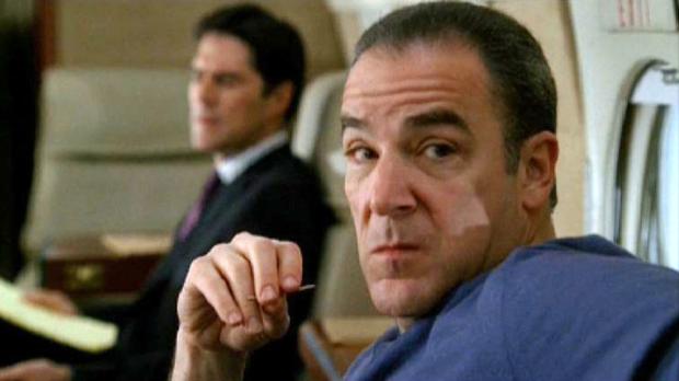 Touchstone Television Das BAU-Team um die Special Agents Jason Gideon (Mandy Patinkin, r.) und Aaro...