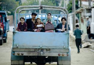 Almanya - In den 1960er-Jahren machte sich Familie Yilmaz, Hüseyin (Fahri Ögün Yardim, 2.v.l.), Fatma (Demet Gül, 2.v.r.), Leyla (Aliya Artuc, M.), Muhamed (Kaan Aydogdu, l.) und Veli (Aycan Vardar, r.), auf nach Deutschland - in ein fremdes Land. Ein Abenteuer beginnt ... © 2011 ROXY FILM GMBH