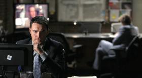 Während Agent Wayne Rigsby (Owain Yeoman) vom CBI einem Mixed-Martial-Arts-Kampf zusieht, wird ein Stockwerk tiefer bei den Umkleidekabinen der Sportler die Leiche der Schriftstellerin Charlotte Mitchell gefunden. Das CBI-Team beginnt mit den Ermittlungen ... © Warner Bros. Television
