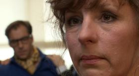 Schicksale - und plötzlich ist alles anders - Acht Jahre nach dem Unfalltod ihres Mannes ist die 46-jährige Christa Lange (r.) wieder verliebt. Der erfolgreiche Drehbuchautor Georg (l.) sieht nicht nur blendend aus, sondern ist auch ein echter Gentleman, der weiß, was Frauen gefällt. © SAT.1