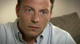 Schicksale - und plötzlich ist alles anders - Bei Harry und Sandra läuft nichts nach Plan. Seit Jahren wünschen sie sich ein Kind und investierten jeden Cent in teure Hormonbehandlungen. Sandra hat die Hoffnung bereits aufgegeben, doch Harry lässt nicht locker. Ein letztes Mal will er das Glück herausfordern. Er spielt Lotto - und knackt den Jackpot! Doch die Rechnung hat er ohne Blumenhändlerin Melanie gemacht, denn die fordert die Hälfte der vier Millionen Euro .... © SAT.1