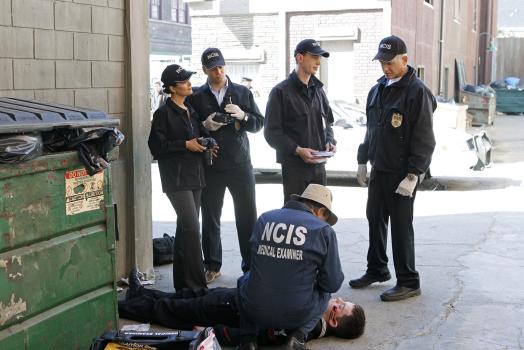 Navy CIS - Untersuchen einen neuen Mordfall: Ziva (Cote de Pablo, l.), Tony (Michael Weatherly, 2.v.l.), McGee (Sean Murray, 2.v.r.), Gibbs (Mark Harmon, r.) und Ducky (David McCallum, vorne) ... © 2012 CBS Broadcasting Inc. All Rights Reserved.