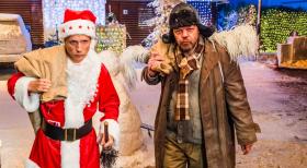 Der Weihnachtskrieg - Benutzt dem Weihnachtskrieg, den er unter verfeindeten Nachbar geschürt hat, um sich reichlich beschenken zu lassen: Johannes Herder (Oliver Pocher, l.) und sein "Christkind" (Pierre Shrady, r.) ... © Wolfgang Ennenbach SAT.1 Der Weihnachtskrieg - Benutzt dem Weihnachtskrieg, den er unter verfeindeten Nachbar geschürt hat, um sich reichlich beschenken zu lassen: Johannes Herder (Oliver Pocher, l.) und sein "Christkind" (Pierre Shrady, r.) ... © Wolfgang Ennenbach SAT.1