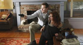 Criminal Minds - Garcia lernt in ihrer Selbsthilfegruppe Monica (Brigid Brannagh, r.) kennen, die durch einen Flyer, sich gemeinsam mit Bill Rodger (Jack Coleman, l.) auf die Suche nach ihrer vor sieben Jahren entführten Tochter macht. Doch das ist ein fataler Fehler ... © ABC Studios