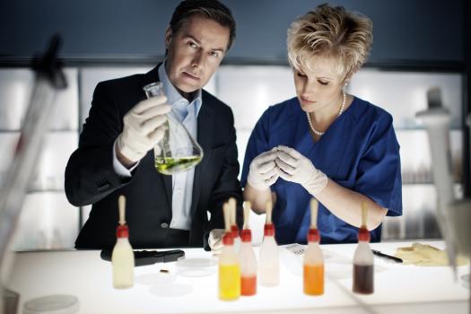 Aufklärungsarbeit in der Gerichtsmedizin: Dr. Saskia Guddat (r.) und Ulrich Meyer (l.) ... © SAT.1