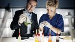 Aufklärungsarbeit in der Gerichtsmedizin: Dr. Saskia Guddat (r.) und Ulrich Meyer (l.) ... © SAT.1 Aufklärungsarbeit in der Gerichtsmedizin: Dr. Saskia Guddat (r.) und Ulrich Meyer (l.) ... © SAT.1
