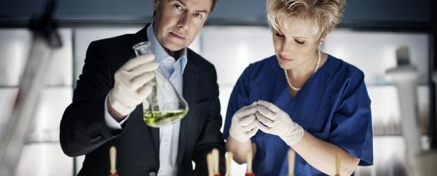 Aufklärungsarbeit in der Gerichtsmedizin: Dr. Saskia Guddat (r.) und Ulrich Meyer (l.) ... © SAT.1 Aufklärungsarbeit in der Gerichtsmedizin: Dr. Saskia Guddat (r.) und Ulrich Meyer (l.) ... © SAT.1