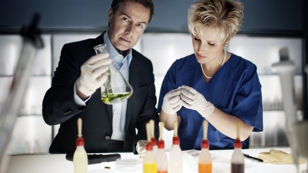 SAT.1 Aufklärungsarbeit in der Gerichtsmedizin: Dr. Saskia Guddat (r.) und Ulrich M...