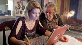Während Danni (Annette Frier, l.) an einem neuen Fall arbeitet, träumt Kurt (Axel Siefer, r.) von einem neuen Fernsehsessel ... © SAT.1