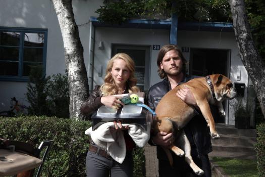 Nein, Aus, Pfui! Ein Baby an der Leine - Mit Hilfe von Hundedame Lucky wollen Hanna (Petra Schmidt-Schaller, l.) und Jan (Sebastian Ströbel, r.) ihre Elternqualitäten testen. Kann das gut gehen? © Vanessa Fuentes SAT.1