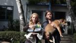 Nein, Aus, Pfui! Ein Baby an der Leine - Mit Hilfe von Hundedame Lucky wollen Hanna (Petra Schmidt-Schaller, l.) und Jan (Sebastian Ströbel, r.) ihre Elternqualitäten testen. Kann das gut gehen? © Vanessa Fuentes SAT.1