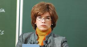 LADYLAND - Britta (Anke Engelke) ist Philosophie-Dozentin und extrem unentspannt. Doch nach einem Zusammenstoß mit dem Uni-Hausmeister Herr Brettschneider geschehen mit ihr ganz wundersame Dinge ... © Martin Lässig Sat.1