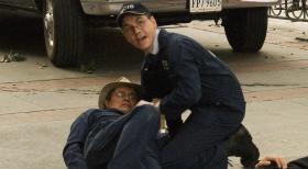 Nachdem Ducky (David McCallum, l.) an einem Tatort von einer vermummten Frau angegriffen und in die Hand gestochen wurde, kalamiert Jimmy Palmer (Brian Dietzen, r.) sofort Gibbs ... © CBS Television