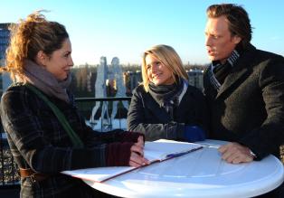 Nina (Maria Wedig, l.) wird von Anna (Jeanette Biedermann, M.) und Tom (Patrick Kalupa, r.) inspiriert ... © SAT.1