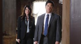 The Mentalist - Ermitteln in einem neuen Mordfall: Teresa (Robin Tunney, l.) und Kimball (Tim Kang, r.) ... © Warner Bros. Television