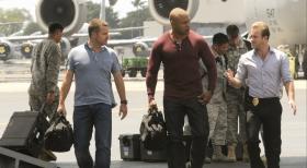 Hawaii Five-0 - Special Agent G. Callen (Chris O'Donnell, l.) und Special Agent Sam Hanna (LL Cool J, M.) helfen Danny (Scott Caan, r.) und seinen Kollegen, einen Mann zu stoppen, der droht, einen tödlichen Virus freizulassen ... © TM &   CBS Studios Inc. All Rights Reserved.