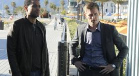 Common Law - Travis Marks (Michael Ealy, l.) und Wes Mitchell (Warren Kole, r.): Der eine Ex-Anwalt und leidenschaftlicher Gärtner, der andere ein Weiberheld mit Einträgen im Jugendstrafregister. Beide sind Cops beim LAPD-Morddezernat und beide haben ein Problem: Sie können sich nicht ausstehen! Als unverzichtbares Dreamteam der Polizeidienststelle schickt sie  ihr Chef Phil Sutton deshalb zur Partnertherapie ... © 2012 USA Network Media, LLC