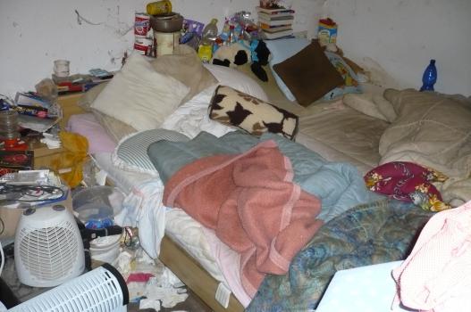 Laut Schätzungen leiden in Deutschland ca. zwei Mio. Menschen unter dem Messie-Syndrom. Sie horten, sammeln und hausen zwischen Unrat und Sperrmüll. Auch Familie Bauer ist betroffen: Roswitha und ihre Töchter Renate und Kerstin können nichts wegwerfen ... © SAT.1