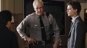 Als in der Nähe des Appalachen-Pfads in Pennsylvania die Leiche des 10-jährigen Daniel gefunden wird, der im Herbst zuvor bei einer Zelttour mit seinem Vater entführt worden war, bittet Ranger Walter Turner (John Laughlin, M.) Rossi (Joe Mantegna, l.), Reid (Matthew Gray Gubler, r.) und das restliche Team um Hilfe ... © © ABC Studios