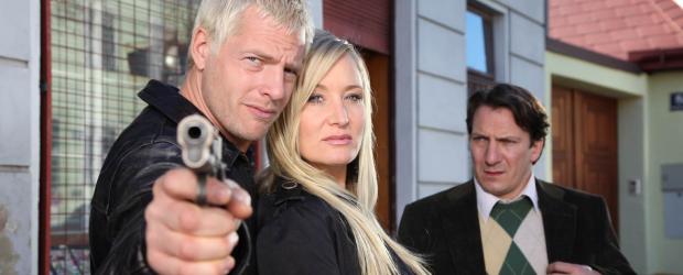 Als der Kleinganove Chester (Henning Baum, l.) als Untermieter bei dem weltfremden Philatelisten Herbert Prihoba (Robert Palfrader, r.) einzieht und ihn mit der Tabledancerin Jenny (Janine Kunze, M.) bekanntmacht, verändert sich dessen beschauliches Leben vollständig ... © SAT.1
