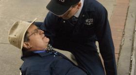 Während Ducky (David McCallum, l.) und Jimmy Palmer (Brian Dietzen, r.) an einem Tatort eine Leiche untersuchen wollen, wird Ducky von einer vermummten Frau angegriffen und in die Hand gestochen ... © CBS Television