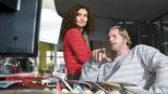 Von heut auf morgen wird der 20 Jahre im Koma gelegene Bulle Mick Brisgau (Henning Baum, r.) ins 21. Jahrhundert geworfen. Handys und Internet sind ihm noch fremd. Die Polizeipsychologin Tanja Haffner (Proschat Madani, r.) macht ihm ein Angebot: technische Unterstützung bei regelmäßigem Therapiebesuch ... © ProSieben