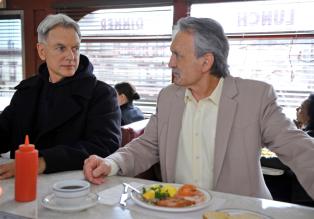Navy CIS - Was wäre wenn...: Gibbs (Mark Harmon, l.) und Mike Franks (Muse Watson, r.) © CBS Television