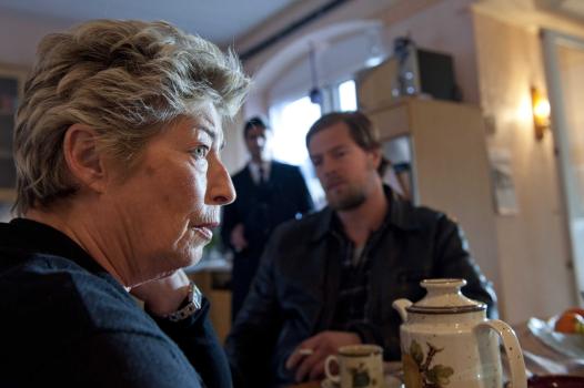 Frau Kowalski (Brigitte Janner, l.) kann es nicht glauben: Ihr Mann soll laut Mick (Henning Baum, r.) seinen Firmenchef entführt haben, während sie im Krankenhaus lag ... © SAT.1