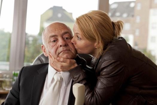 Danni Lowinski - Um einen Fall zu gewinnen, schreckt sie vor nichts zurück: Danni (Annette Frier, r.) und der Ermittlungsrichter (Jochen Kolenda, l.) ... © SAT.1