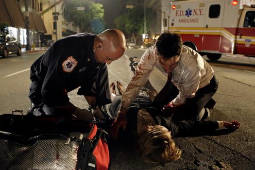 Ein Ringen auf Leben und Tod: Hotch (Thomas Gibson, r.) und Ben Abner (Adoni Maropis, l.) versuchen alles, um Kate Joyner (Sienna Guillory, l.) das Leben zu retten ... © Touchstone Television