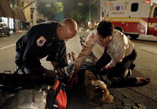 Ein Ringen auf Leben und Tod: Hotch (Thomas Gibson, r.) und Ben Abner (Adoni Maropis, l.) versuchen alles, um Kate Joyner (Sienna Guillory, l.) das Leben zu retten ... © Touchstone Television