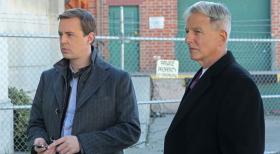 Navy CIS - Ein neuer Fall wartet auf Gibbs (Mark Harmon, r.) und McGee (Sean Murray, l.) ... © CBS Television