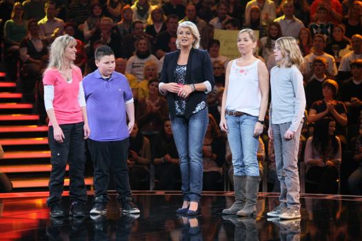 Die perfekte Minute - Ulla Kock am Brink (M.) und ihre Kandidaten Simone Janke (l.), Pierre Bünder (2.v.l.), Annett (2.v.r.) und Till Favier (r.) ... © SAT.1