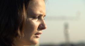 Schicksale - und plötzlich ist alles anders - Schulabbrecherin Raffaela Höll ist hochschwanger. Von einem Ex-Junkie, der sie noch dazu wie Dreck behandelt. © SAT.1