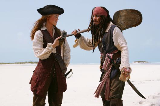 Pirates of the Caribbean - Fluch der Karibik 2 - Als Elizabeth (Keira Knightley, l.) erfährt, dass Jack Sparrow (Johnny Depp, r.) ihren Freund Will ausgetrickst hat, geht sie auf Ganze ... © Disney Enterprises, Inc.  All rights reserved