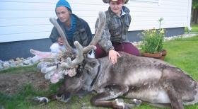 Die strengsten Eltern der Welt - Mitten in der finnischen Wildnis, 50 Kilometer von der nächsten Stadt entfernt. Fier sollen die beiden respektlosen Teenager Soner (l.) und Laura (r.) wieder Regeln lernen. © kabel eins