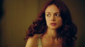 From Hell - Mary Kelly (Heather Graham) lernt Inspector Frederick Abberline immer besser kennen. Um Visionen bei seinen Ermittlungen zu bekommen, greift dieser immer wieder zu Opium. Ob er sie mit seiner Drogenvorliebe verlieren wird? © 2001 Twentieth Century Fox Film Corporation. All rights reserved.