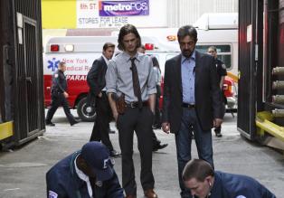 Reid (Matthew Gray Gubler, stehend l.) und David Rossi (Joe Mantegna, stehend r.) können nicht glauben, dass Detective Cooper (Erik Palladino, liegend) von den Tätern getroffen wurde ... © Touchstone Television